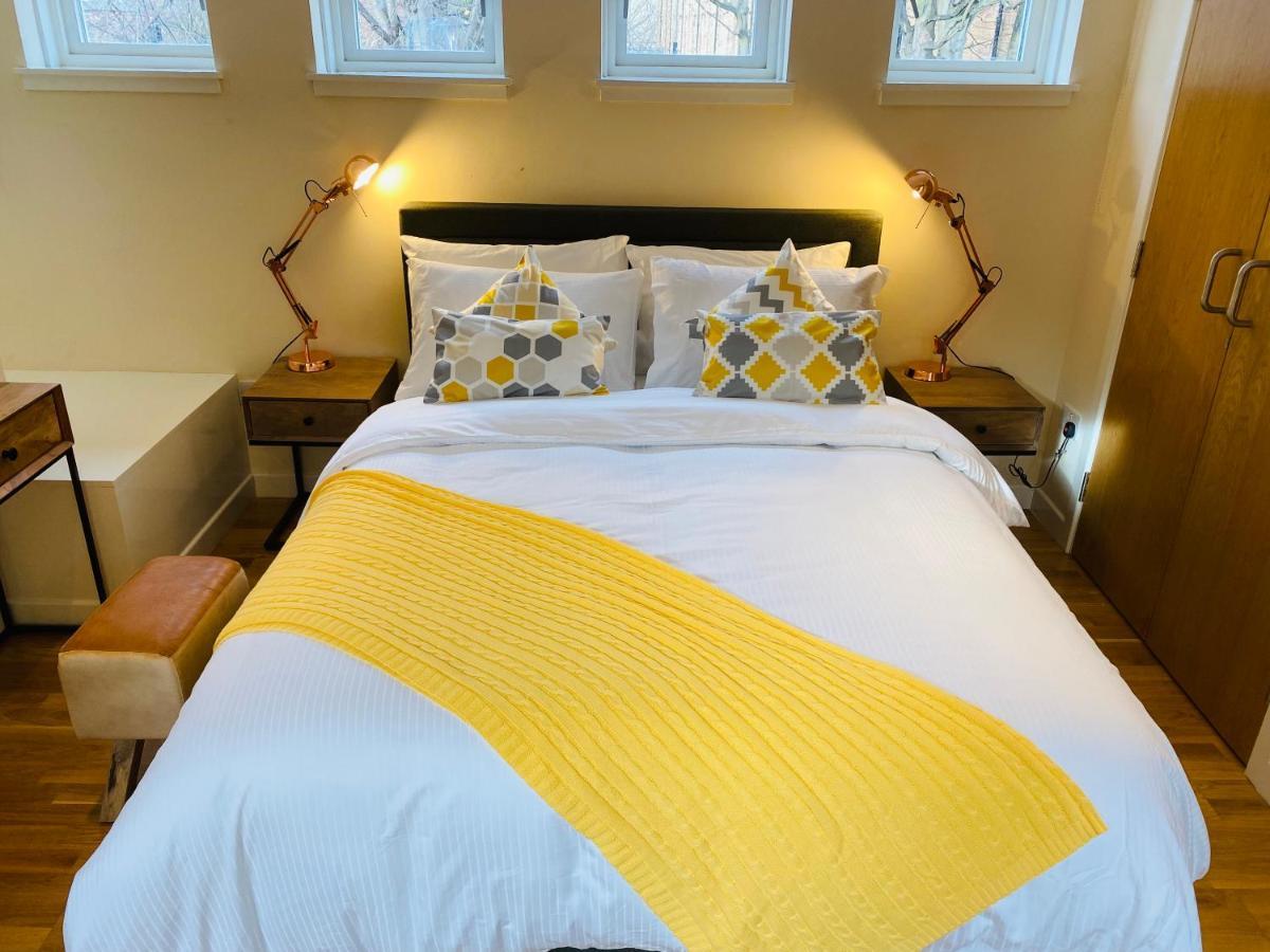 2 Bed 2 Bath With Private Parking Apartment เอดินบะระ ภายนอก รูปภาพ