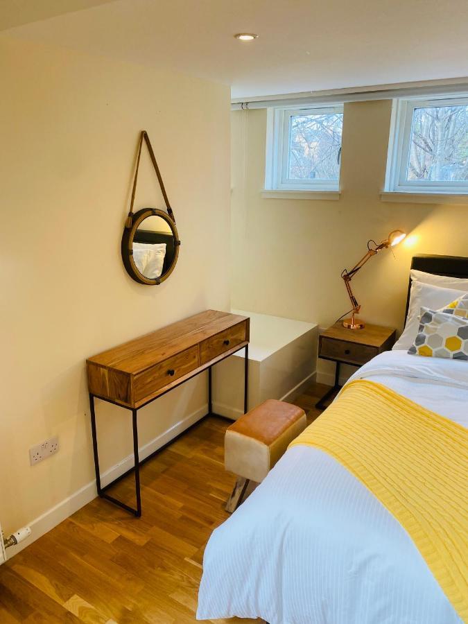 2 Bed 2 Bath With Private Parking Apartment เอดินบะระ ภายนอก รูปภาพ