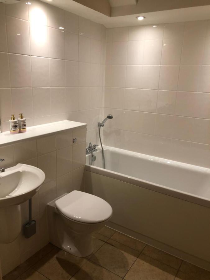 2 Bed 2 Bath With Private Parking Apartment เอดินบะระ ภายนอก รูปภาพ