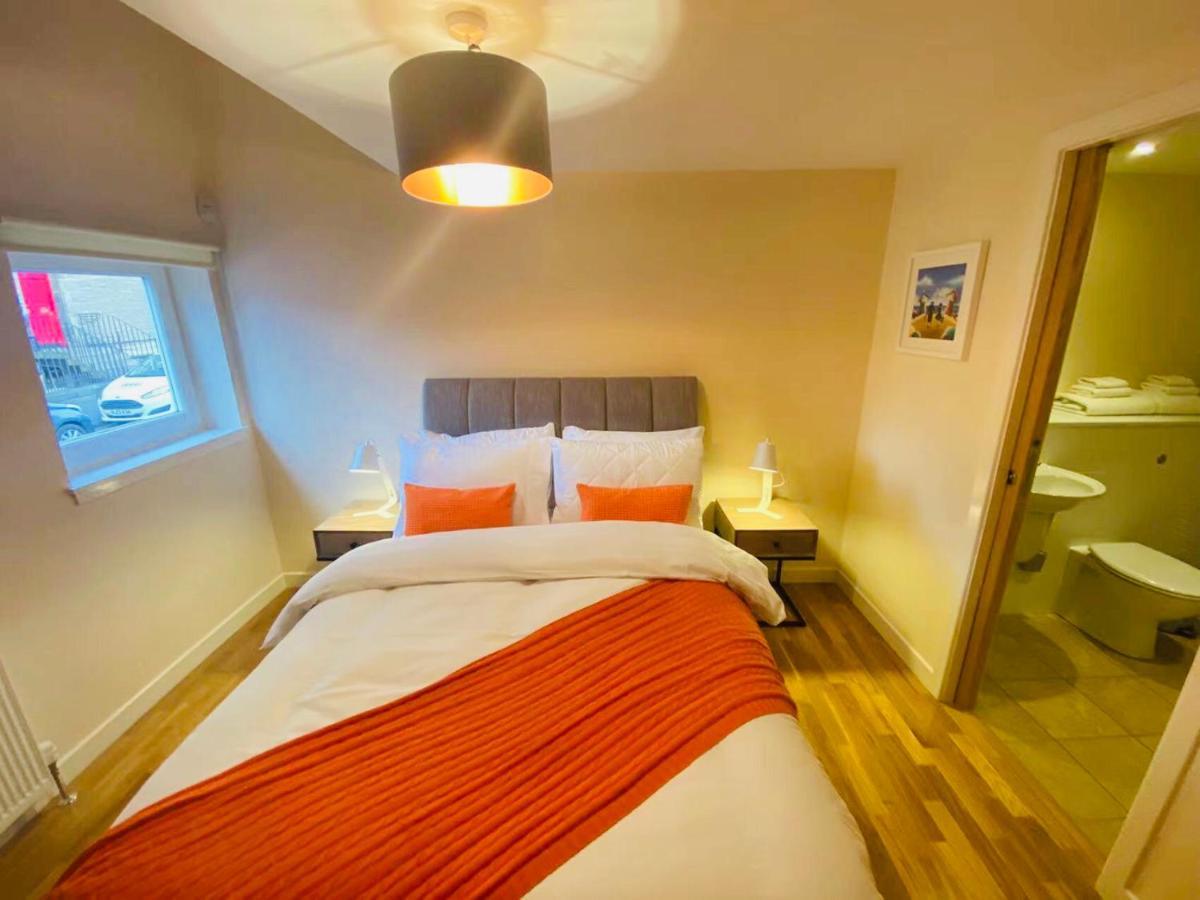 2 Bed 2 Bath With Private Parking Apartment เอดินบะระ ภายนอก รูปภาพ