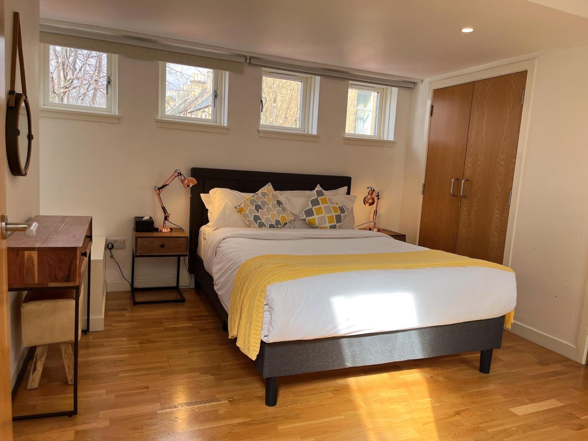 2 Bed 2 Bath With Private Parking Apartment เอดินบะระ ภายนอก รูปภาพ
