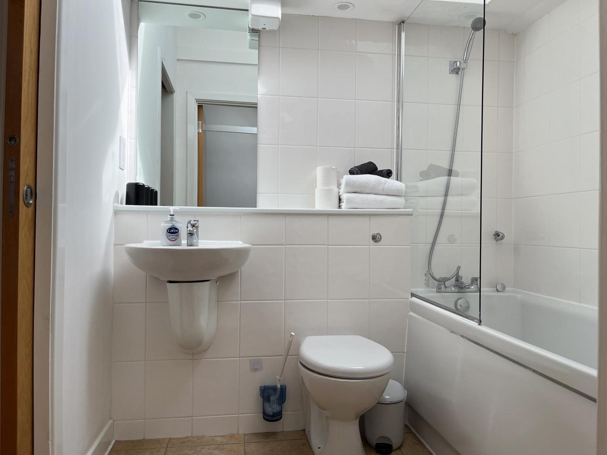 2 Bed 2 Bath With Private Parking Apartment เอดินบะระ ภายนอก รูปภาพ